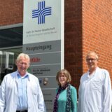 Gemeinsam mit den begleitenden Chefärzten Dr. Hinrich Böhner (l.) und Dr. Christian Szymanski (r.) unterstützt Ulrike Witte Stoma-Patienten im Rahmen des Selbsthilfeverbandes ILCO.