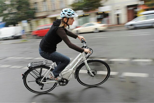 Eine Frau fährt Fahrrad