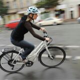 Eine Frau fährt Fahrrad