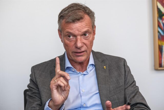 Bürgermeister Christoph Tesche gestikuliert im Sessel.
