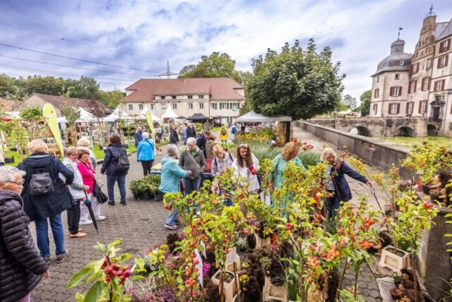 Besucher der „Gartenflair“ laufen durch die Gärten