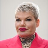 Die Schlagersängerin Melanie Müller sitzt im Saal des Amtsgerichts Leipzig. Müller ist wegen des Verwendens von Kennzeichen verfassungswidriger Organisationen angeklagt. Sie soll bei einer Veranstaltung im September 2022 in Leipzig von der Bühne aus mehrfach den Hitlergruß Richtung Publikum gezeigt haben. Außerdem geht es um den Vorwurf des Drogenbesitzes.