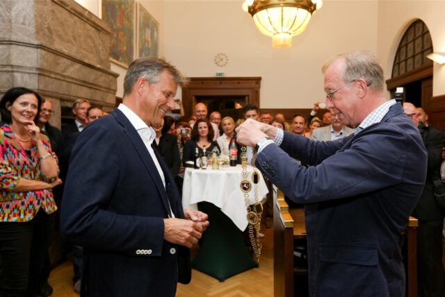 Christoph Tesche erhält die Amtskette von Wolfgang Pantförder.