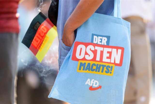 Eine Frau trägt eine Tasche mit der Aufschrift «Der Osten machts!» beim Wahlkampf der AfD Thüringen auf dem Marktplatz. Am 01. September 2024 wird in Thüringen ein neuer Landtag gewählt.