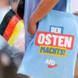 Eine Frau trägt eine Tasche mit der Aufschrift «Der Osten machts!» beim Wahlkampf der AfD Thüringen auf dem Marktplatz. Am 01. September 2024 wird in Thüringen ein neuer Landtag gewählt.