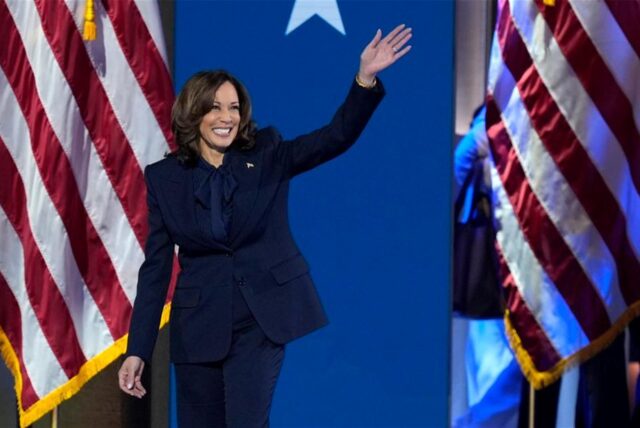 Die demokratische Präsidentschaftskandidatin und Vizepräsidentin Kamala Harris betritt die Bühne