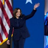 Die demokratische Präsidentschaftskandidatin und Vizepräsidentin Kamala Harris betritt die Bühne