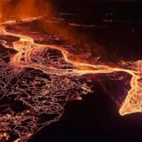Ein Vulkan im Südwesten Islands bricht zum sechsten Mal seit Dezember aus und spuckt rote Lava durch eine neue Spalte auf der Halbinsel Reykjanes