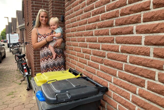 Nicole Siegling, hier mit Sohn Ben, fordert eine dauerhafte Lösung für ihre Mülltonnen.