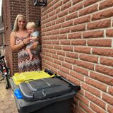 Nicole Siegling, hier mit Sohn Ben, fordert eine dauerhafte Lösung für ihre Mülltonnen.
