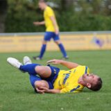 Ein Amateurfußballer krümmt sich mit Schmerzen.