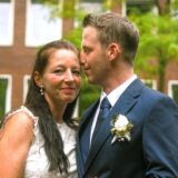Bianca und Christian Bauer stehen nach ihrer Trauung vor dem Hertener Rathaus.