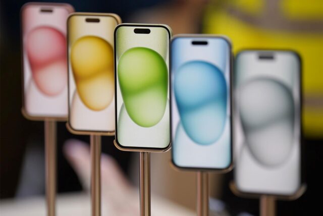 Das neue Apple iPhone 15 wird im Flagship-Store des Technologiekonzerns in der Regent Street ausgestellt.