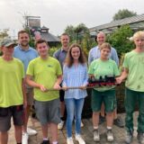 Die Ausbilder Bennett Kemper, Jonas Hellerberg und Lukas Demmer (hinten v.l.) trauen ihren fünf Azubis Maxililian Bege, Eloy Mierisch, Hannah Buckstegge, Luisa Fröscher und Max Brockmann den Bau der Modelleisenbahn zu.