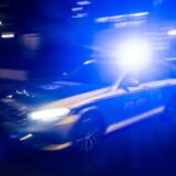 Ein Polizeiwagen fährt mit Blaulicht auf der Straße