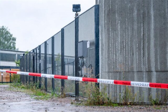 Ein Absperrband der Polizei ist vor einem Tor des Bezirkskrankenhauses Straubing angebracht.