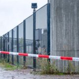 Ein Absperrband der Polizei ist vor einem Tor des Bezirkskrankenhauses Straubing angebracht.