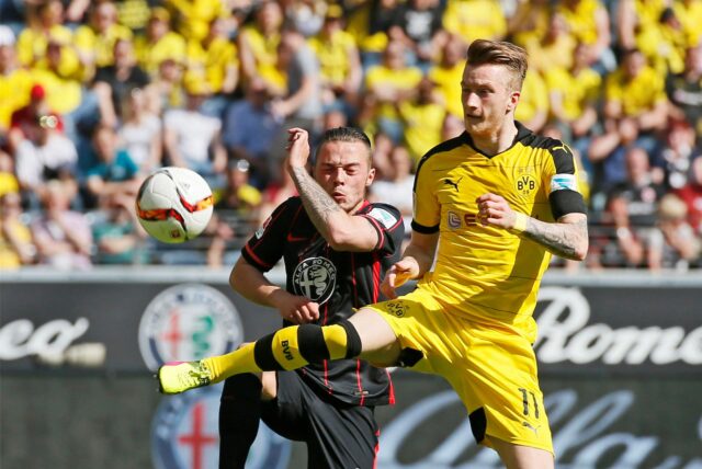Yanni Regäsel (l) von Eintracht Frankfurt kämpft am 7. Mai 2016 um den Ball mit Marco Reus von Borussia Dortmund. Zuletzt war Regäsel bei Westfalia Herne aktiv.
