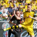 Yanni Regäsel (l) von Eintracht Frankfurt kämpft am 7. Mai 2016 um den Ball mit Marco Reus von Borussia Dortmund. Zuletzt war Regäsel bei Westfalia Herne aktiv.