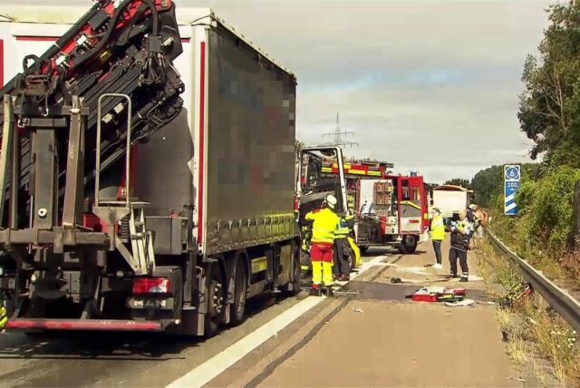 Ein Lkw-Fahrer ist bei einem Unfall auf der A45 in Dortmund in der Fahrerkabine eingeklemmt worden. Die Autobahn war deshalb ab Witten in Fahrtrichtung Oberhausen voll gesperrt.