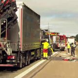Ein Lkw-Fahrer ist bei einem Unfall auf der A45 in Dortmund in der Fahrerkabine eingeklemmt worden. Die Autobahn war deshalb ab Witten in Fahrtrichtung Oberhausen voll gesperrt.