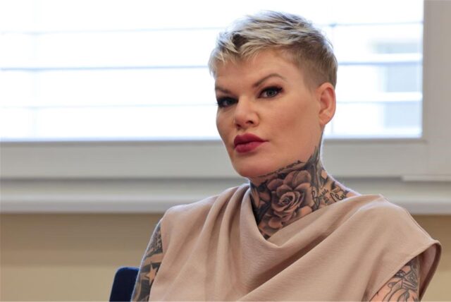 Die Schlagersängerin Melanie Müller sitzt vor Beginn der Gerichtsverhandlung im Amtsgericht Leipzig.