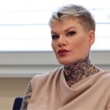 Die Schlagersängerin Melanie Müller sitzt vor Beginn der Gerichtsverhandlung im Amtsgericht Leipzig.