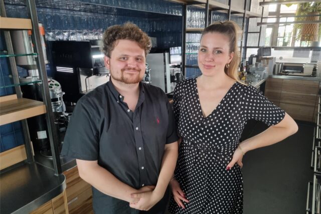 Angelo Parisi und Celina Pudel stehen im ehemaligen „Noah’s Place“ in Datteln, das bald „Die Marktinsel“ heißen wird, hinter der Theke.