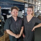 Angelo Parisi und Celina Pudel stehen im ehemaligen „Noah’s Place“ in Datteln, das bald „Die Marktinsel“ heißen wird, hinter der Theke.