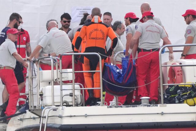 Der fünfte Leichensack wird im Hafen von Porticello von Rettungskräften an Land gebracht.