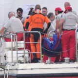 Der fünfte Leichensack wird im Hafen von Porticello von Rettungskräften an Land gebracht.