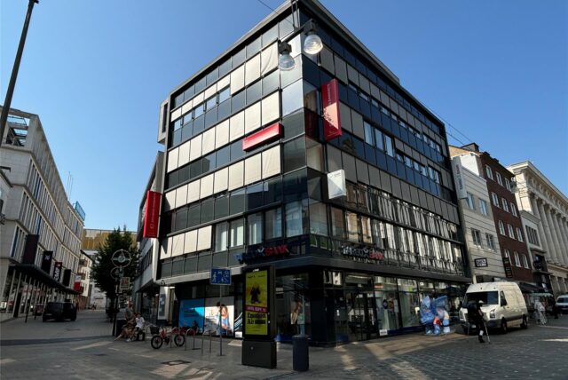 Blick auf das Gebäude der Targobank am Westenhellweg in Dortmund, das der Unternehmerfamilie Heinig gehört.