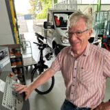 Malermeister Hermann Fimpeler (73) steht vor einem Gerät mit Tasten.