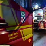 Einsatzfahrzeuge der Hertener Feuerwehr stehen nachts bei einem Einsatz auf einer Straße.(Symbolbild)