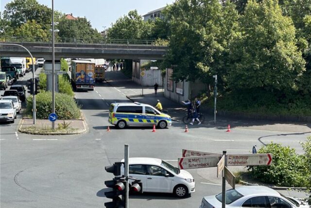 Blick auf die Kreuzung Vestische Allee/Gelsenkirchen Straße in Dorsten. Die Zufahrt wird durch einen querstehenden Polizeiwagen versperrt.