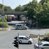 Blick auf die Kreuzung Vestische Allee/Gelsenkirchen Straße in Dorsten. Die Zufahrt wird durch einen querstehenden Polizeiwagen versperrt.