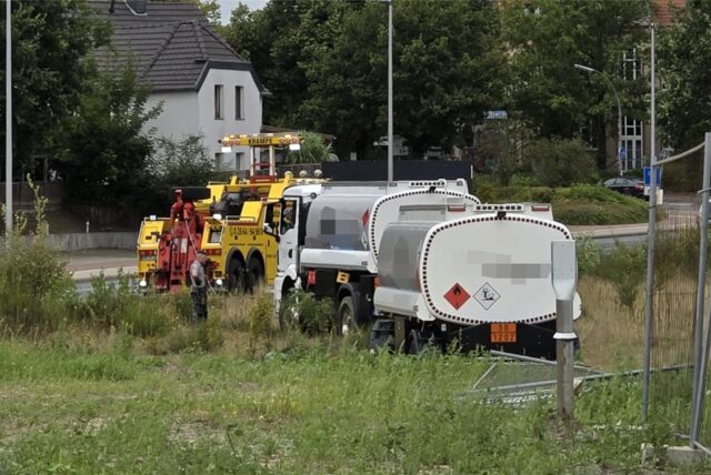 Der Fahrer eines Tanklasters fuhr sich am Freitagnachmittag auf einer Freifläche in Dorsten fest.