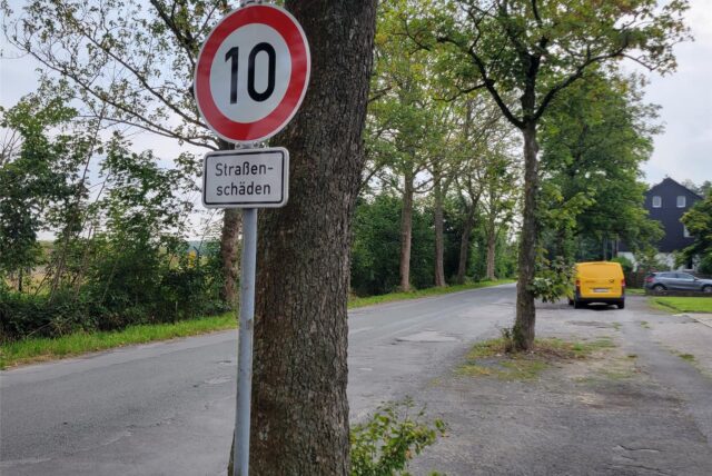 Verkehrsschild 10 km/h auf der Oestricher Straße in Castrop-Rauxel.