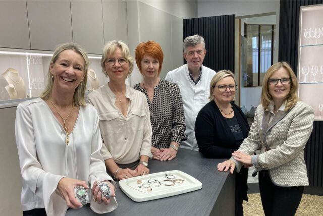 Das Brinkforth-Team: Inhaberin Heike Bischof-Claßen, ihre Schwester Birgit Jirmann, Verkäuferin Claudia Kral, Uhrmachermeister Ludger Hellermann, Verkäuferin Sandra Szczendzina und Goldschmiedin Christiane Kühler.