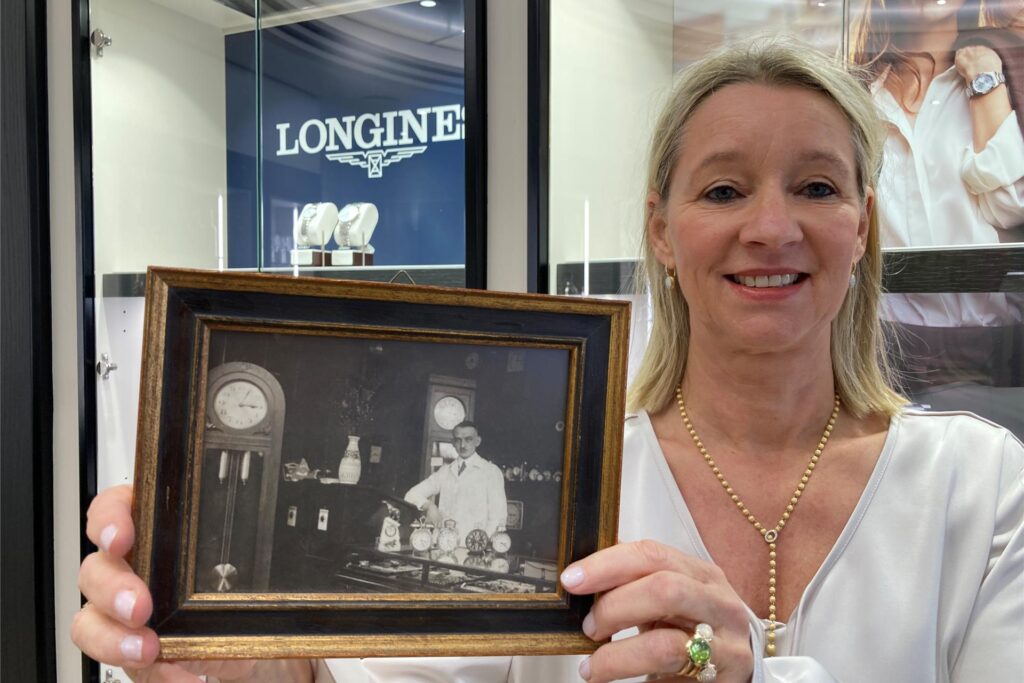 Die Familientradition ist wichtig: Stolz hält Heike Bischof-Claßen das Bild ihres Großvaters Heinrich aus dem Jahr 1938 hoch. Die Familientradition ist wichtig: Stolz hält Heike Bischof-Claßen das Bild ihres Großvaters Heinrich aus dem Jahr 1938 hoch.