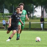 Sein erstes Saisontor für A-Kreisligist SW Meckinghoven peilt Burak Umar (l.) an.