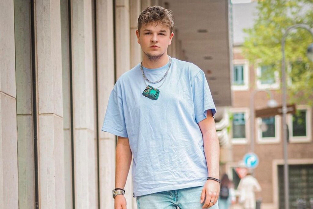 Tobi F. läuft durch die Innenstadt.