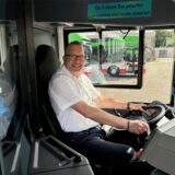 Busfahrer Christian Dorna am Steuer eines Wasserstoffbusses der Vestischen
