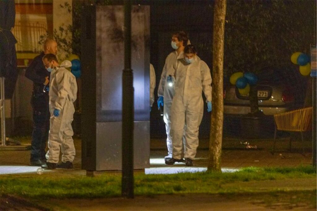 Polizeibeamte sind nach der Messerattacke in Solingen im Einsatz. Polizeibeamte sind nach der Messerattacke in Solingen im Einsatz.