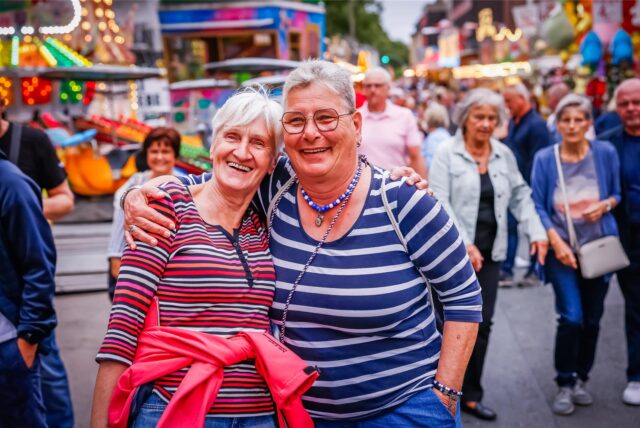 Die Bartholomäuskirmes in Lütgendortmund war am Eröffnungstag am Freitag (23.8.) sehr gut besucht. Zu sehen sind freudestrahlende Gesichter der Besucher.