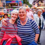 Die Bartholomäuskirmes in Lütgendortmund war am Eröffnungstag am Freitag (23.8.) sehr gut besucht. Zu sehen sind freudestrahlende Gesichter der Besucher.