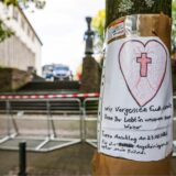 Nach der Messerattacke auf dem Solinger Stadtfest hängt ein selbstgeschriebenes Beileidsschreiben mit einem Herz und einem Kreuz an einem Baum in der Nähe des Tatorts in der Solinger Innenstadt.