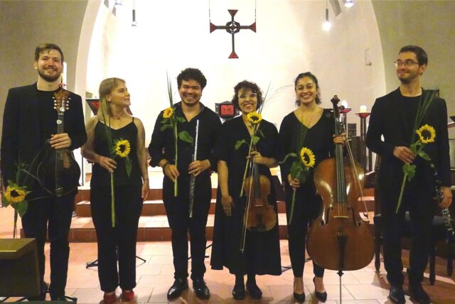 Das international besetzte „Alafia-Ensemble“ spannte eine Brücke zwischen den Welten: (v.l.) Iain Lennon, Olga Riazantceva-Schwarz, Leonardo Pedroza Cabrera, Marina Eichberg, Paula Sagastibelza und Nikola Janic.