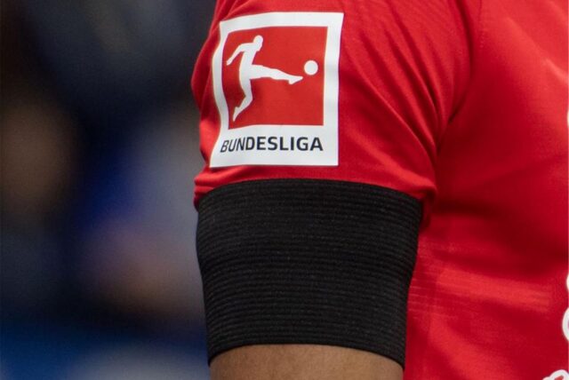 Bundesliga, FC Schalke 04 – RB Leipzig, 23. Spieltag in der Veltins Arena: Ein Spieler von Leipzig trägt Trauerflor.