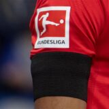 Bundesliga, FC Schalke 04 – RB Leipzig, 23. Spieltag in der Veltins Arena: Ein Spieler von Leipzig trägt Trauerflor.